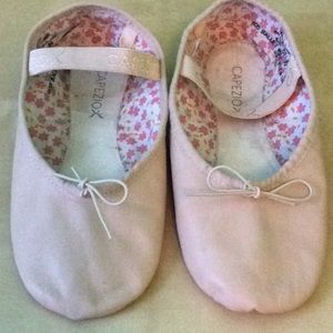 Capezio Sz 6 pink ballet shoes w/ strap